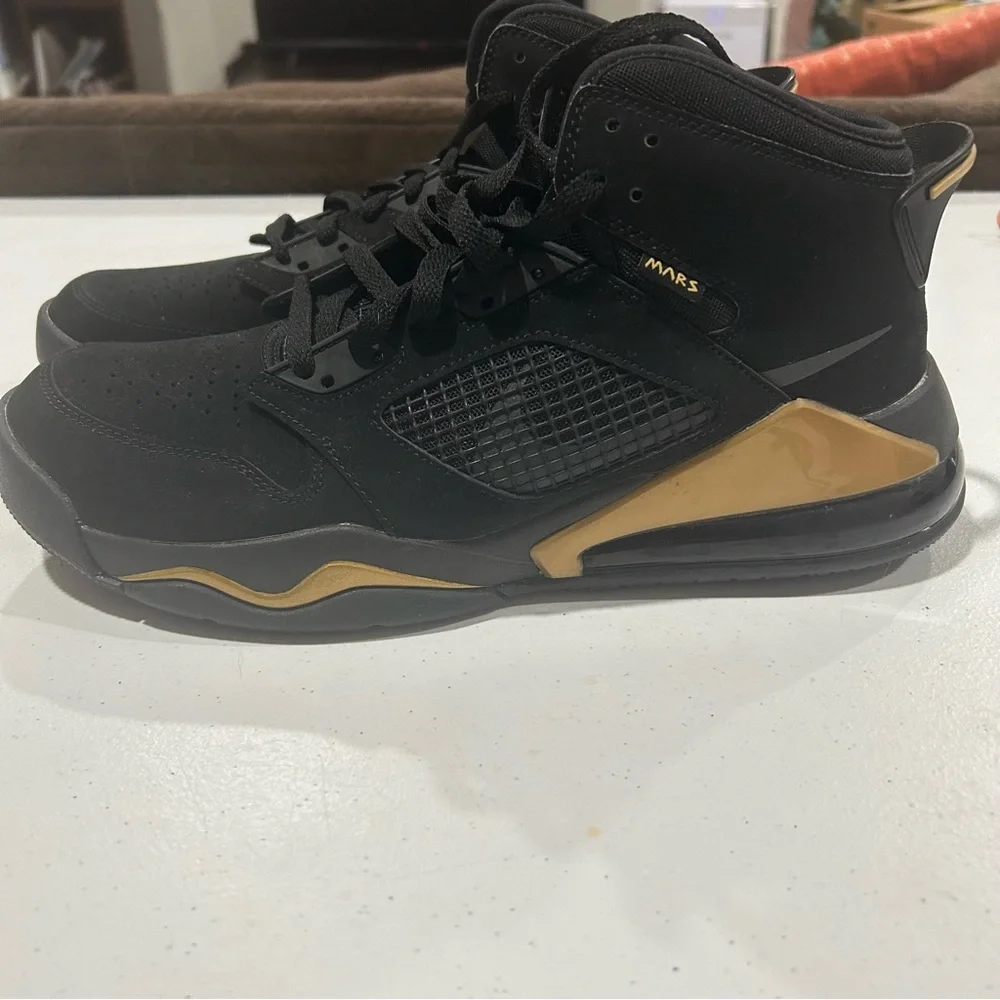 New Men’s Jordan Mars 270 Black & Gold Size 11